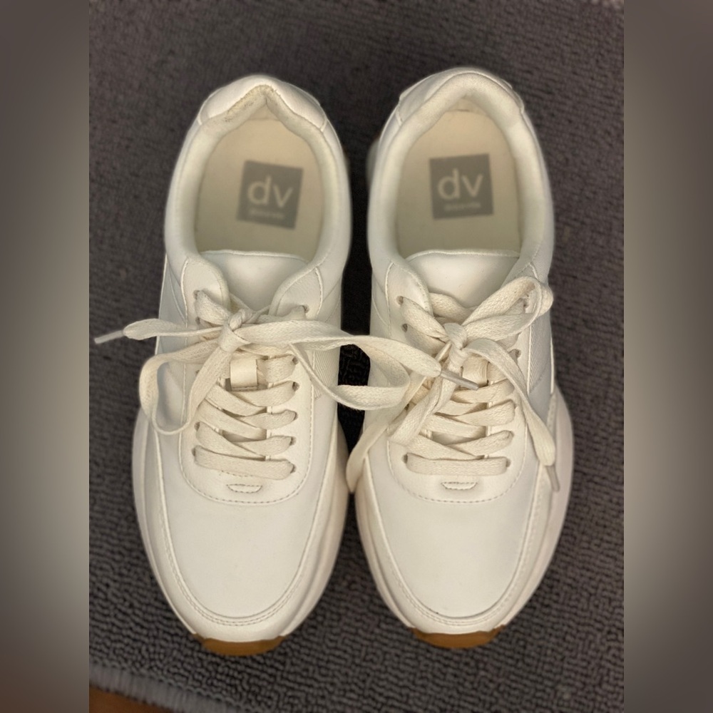 White sneakers size 7 never worn